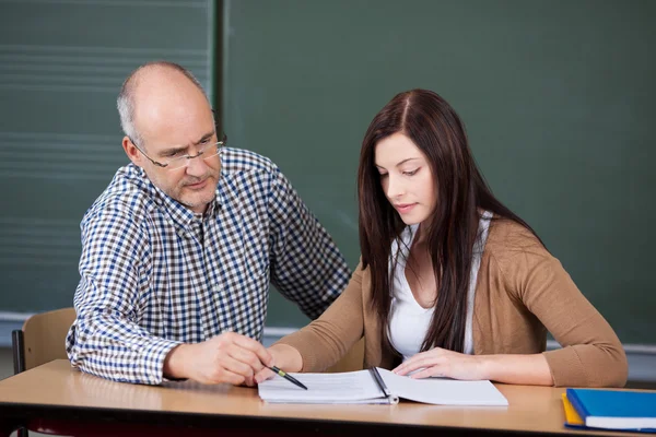 Lehrer und College-Student diskutieren — Stockfoto