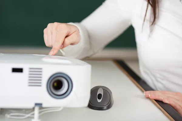 Mujer encendiendo un proyector —  Fotos de Stock