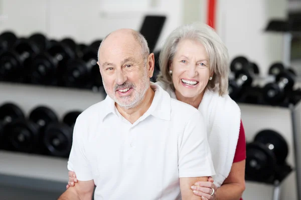 Sourire affectueux couple de personnes âgées à la salle de gym — Photo