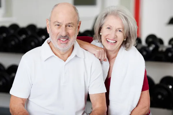Przyjazny senior para w siłowni — Zdjęcie stockowe
