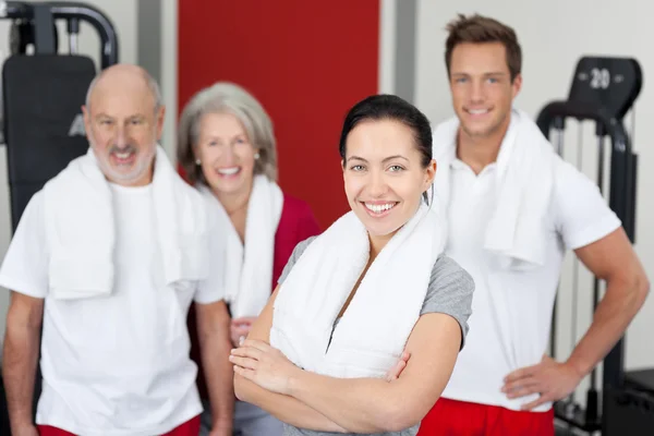 Une jeune femme confiante dans un gymnase — Photo