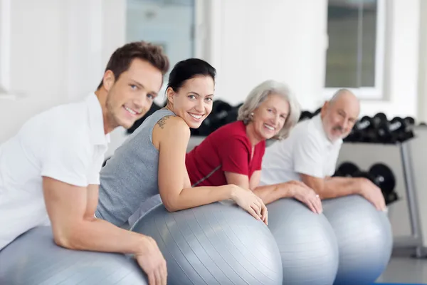 Esercizio di gruppo in palestra — Foto Stock