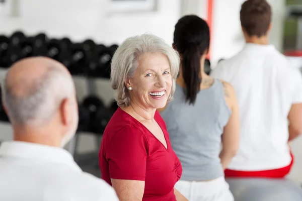 Krásná starší žena trénink v tělocvičně — Stock fotografie