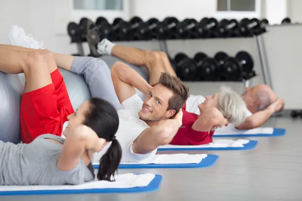 Jovem fazendo um curso de fitness — Fotografia de Stock