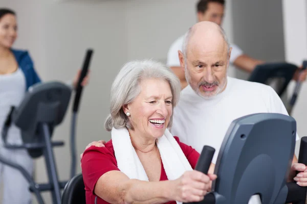 Donna anziana che lavora in palestra — Foto Stock