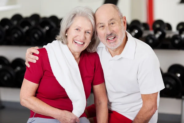 Pareja mayor sentada en el gimnasio — Foto de Stock