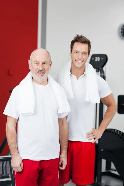 Feliz padre e hijo de pie en el gimnasio —  Fotos de Stock