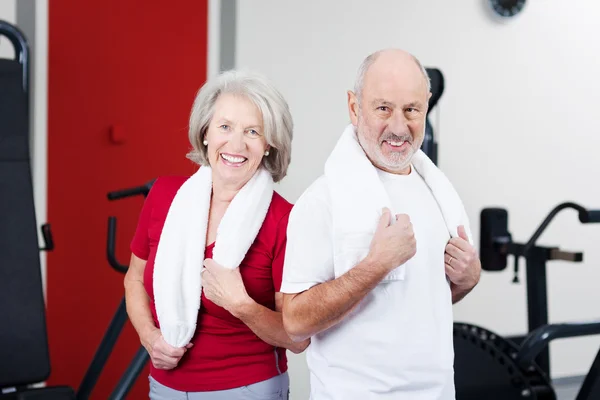 Couple âgé debout ensemble dans la salle de gym — Photo