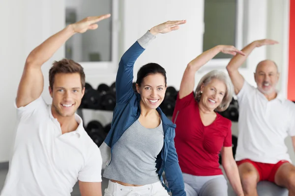 Faire de l'exercice d'étirement en famille dans le gymnase — Photo