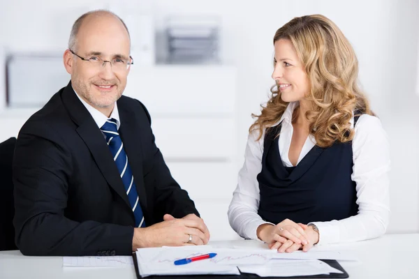 Twee collega's met een bijeenkomst — Stockfoto