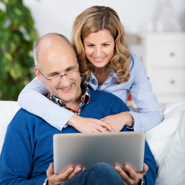 Älskande par läsa information på en tablet-pc — Stockfoto