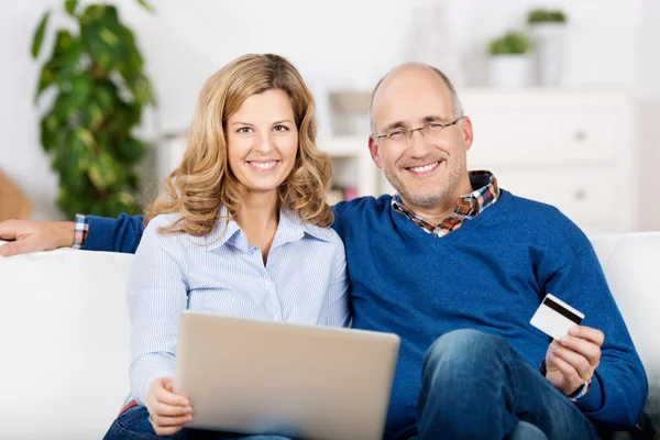 Casal usando laptop e cartão de crédito para compras on-line — Fotografia de Stock