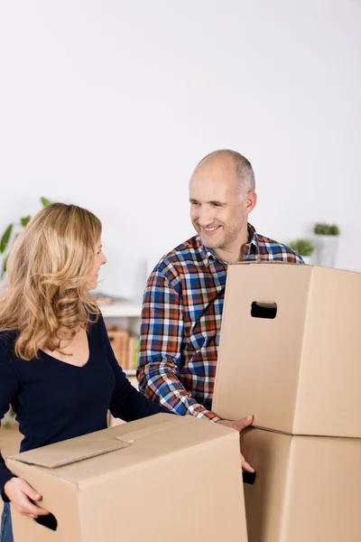 Paar trägt Pappkartons, während es sich anschaut — Stockfoto