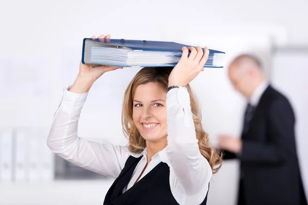 Zakenvrouw uitvoering binder op kop met collega in pagina — Stockfoto