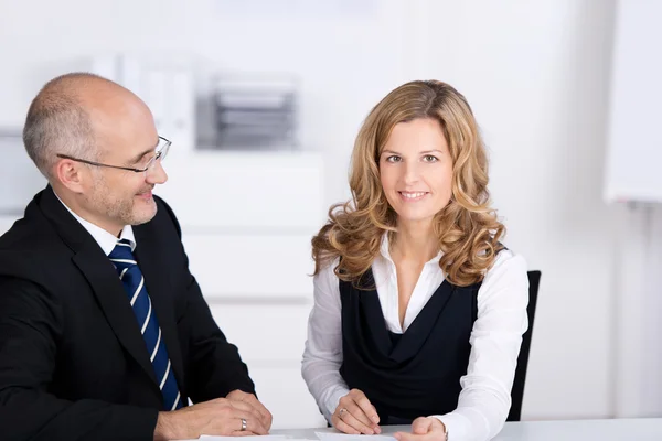 Patron assis avec un employé dans le bureau — Photo