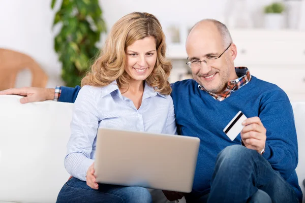 Manželský pár, objednávání na internetu — Stock fotografie