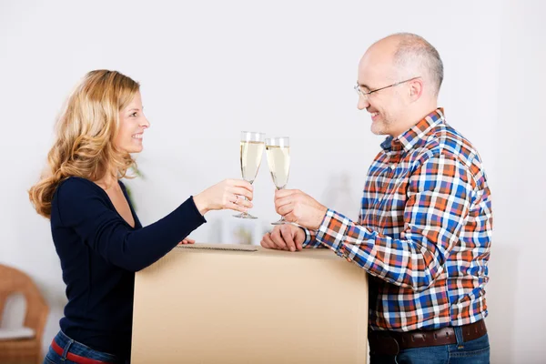 Couple celebrating the move to a new house — Stock Photo, Image