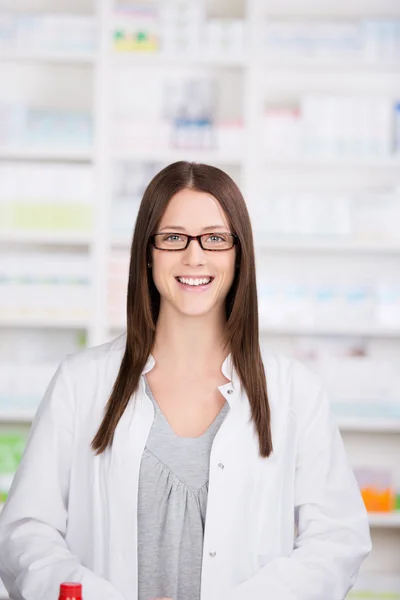 Farmacêutico sorridente em uma farmácia — Fotografia de Stock