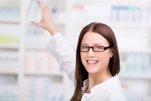 Mujer farmacéutica — Foto de Stock