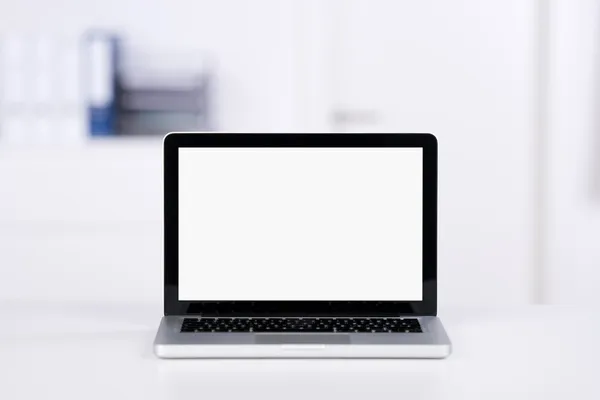 Lege laptop scherm in een kantoor — Stockfoto