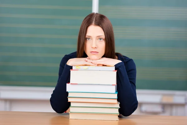 Mujer infeliz estudiante con sus libros —  Fotos de Stock