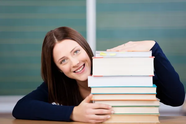 Mladá studentka v učebně — Stock fotografie