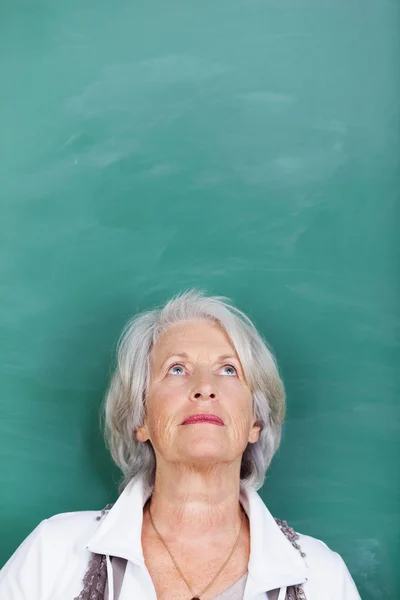 Teacher Looking Up Against Chalkboard In Class — Stock Photo, Image