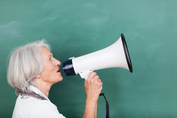 Mulher sênior com um megafone — Fotografia de Stock