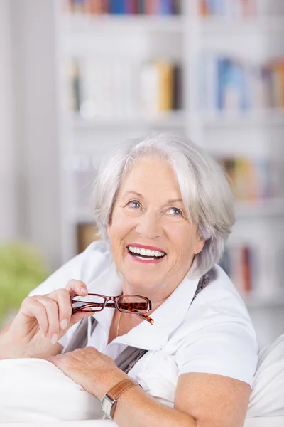 Senhora idosa bonita feliz com óculos — Fotografia de Stock