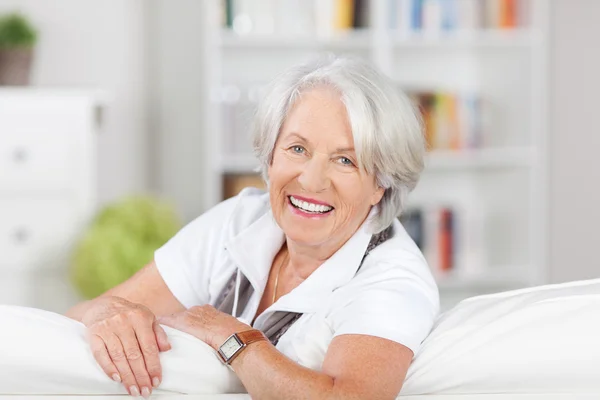 Retrato de una hermosa mujer mayor — Foto de Stock