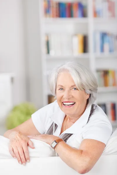 Senior vrouw tot rust te komen op een sofa — Stockfoto