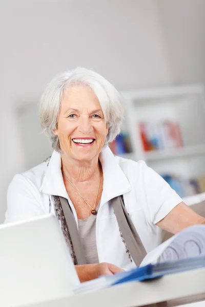 Senior lady working in a home office — Stock Photo, Image