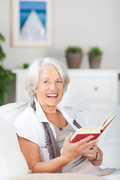 Lebendige Seniorin liest ein Buch — Stockfoto