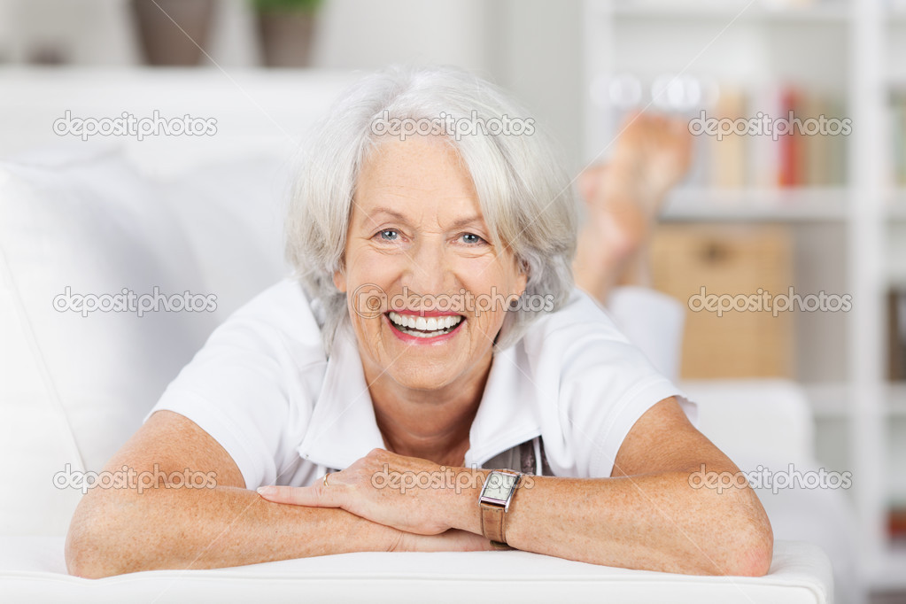 Mujer mayor acostada en un sofá — Foto de stock © racorn #29571365