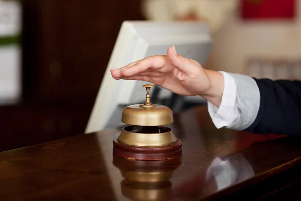 Mano lista para pulsar la campana en la recepción — Foto de Stock