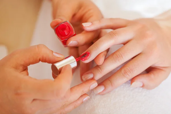 Donna godendo di una manicure — Foto Stock