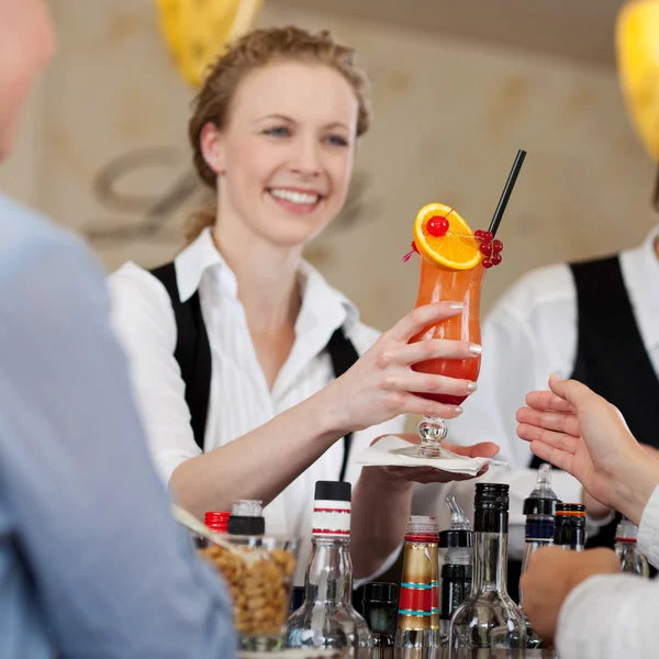 Gast bekommt einen tropischen Cocktail serviert — Stockfoto