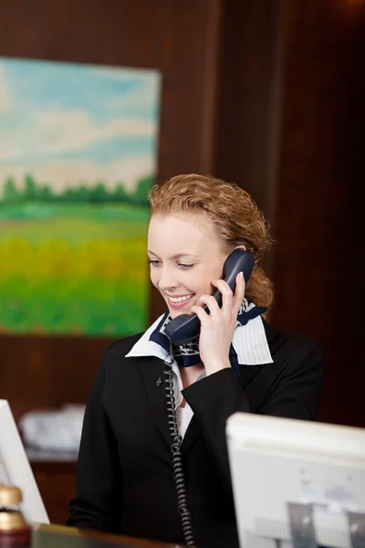 Recepcionista feminina sorrindo na recepção — Fotografia de Stock