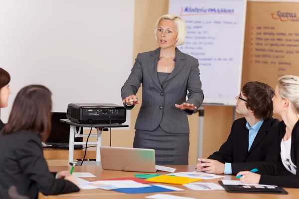 Vrouw geven een corporate opleiding-klasse — Stockfoto