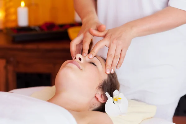 Mulher fazendo uma massagem facial em um spa — Fotografia de Stock