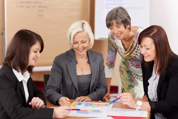 Cuatro mujeres trabajando juntas — Foto de Stock