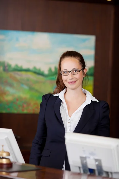 Lachende receptionist in een hotel — Stockfoto