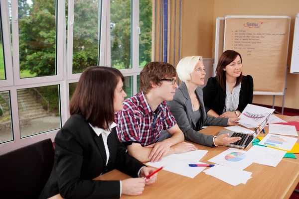 Group listening to someone in a meeting — Stock Photo, Image