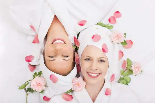 Dos amigos sonrientes en un spa —  Fotos de Stock