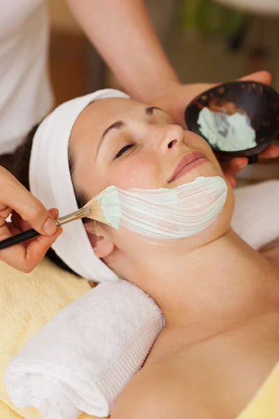 Beautician applying a face mask — Stock Photo, Image