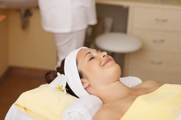 Smiling customer in a beauty salon — Stock Photo, Image