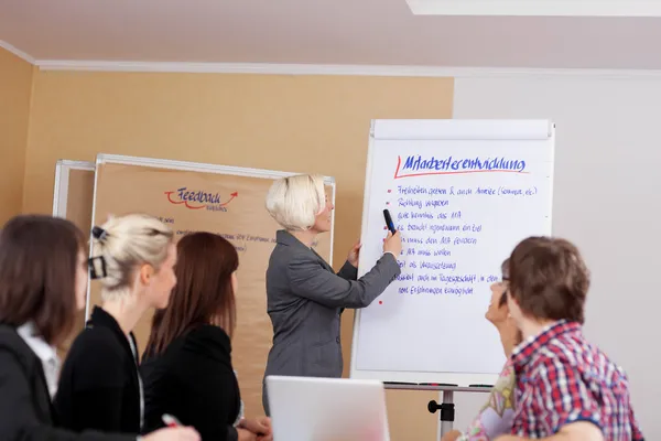 Junge Mitarbeiter in einem Meeting — Stockfoto