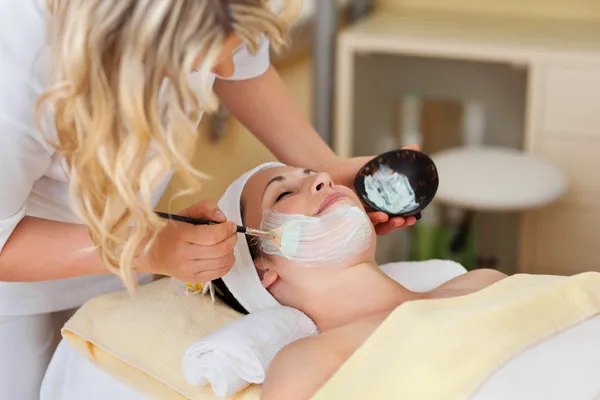 Esteticista aplicando uma máscara facial — Fotografia de Stock