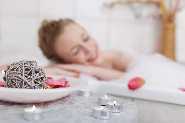 Belle femme trempant dans un bain moussant — Photo