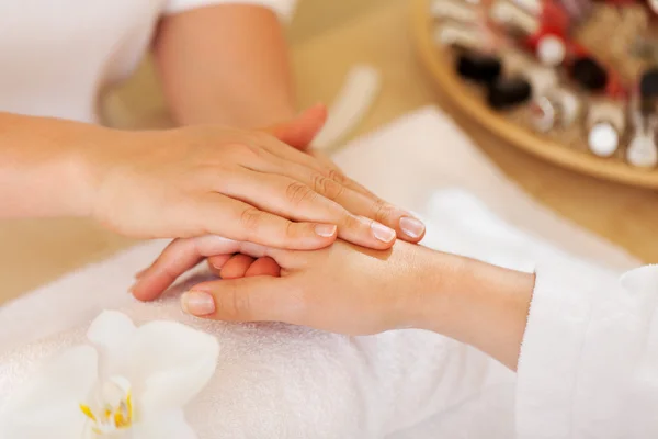 Kvinnlig terapeut ger en hand massage — Stockfoto